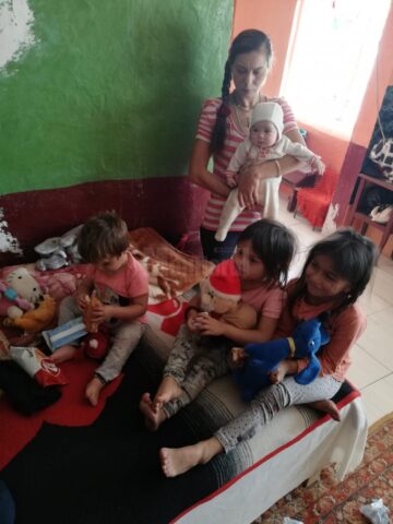 Mai multe familii nevoiașe din Preutești și Baia, ajutate de un grup de oameni inimoși din Fălticeni