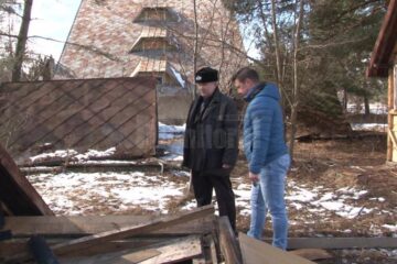 Căsuțele se află lângă clădirea mare a taberei, care este acum locuită de asistați social
