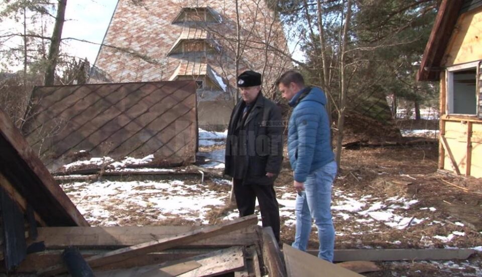 Căsuțele se află lângă clădirea mare a taberei, care este acum locuită de asistați social Căsuțele se află lângă clădirea mare a taberei, care este acum locuită de asistați social
