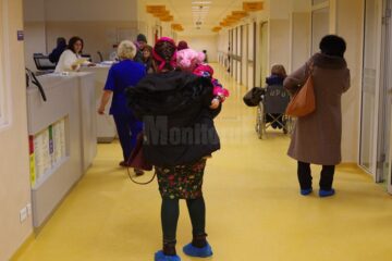 Accesul în Spitalul Județean este permis doar cu papuci de unică folosință