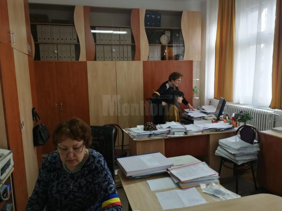 Profesori din județ au intrat la ore cu banderole tricolore în semn de protest