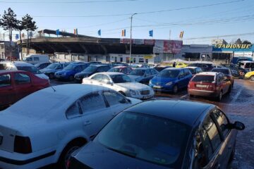 Parcarea Primăriei Suceava, mereu aglomerată