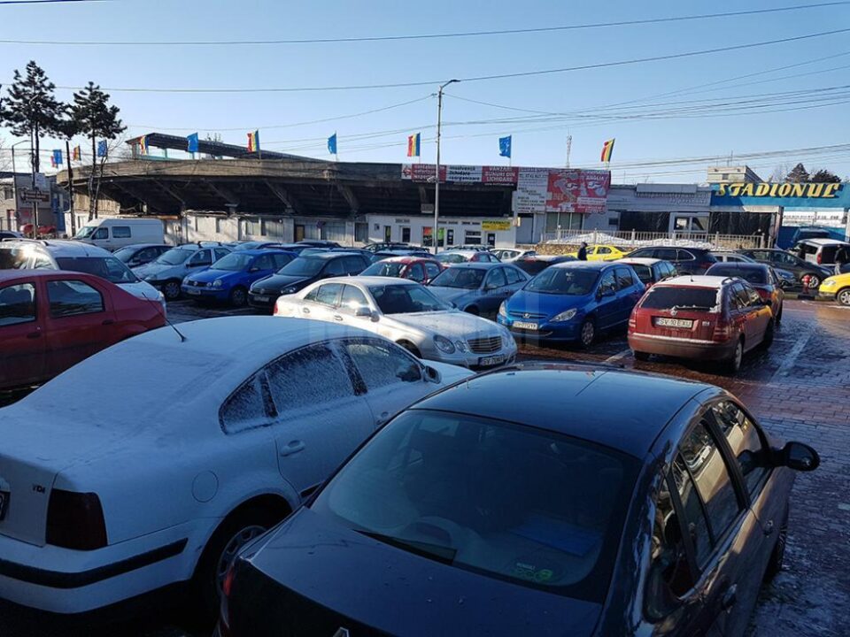 Parcarea Primăriei Suceava, mereu aglomerată