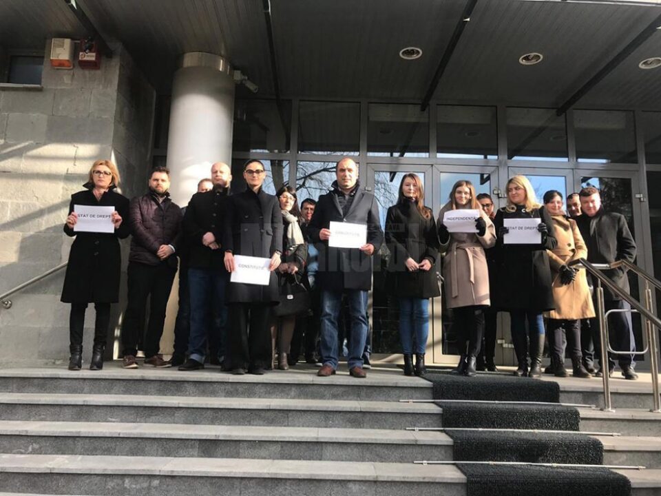 Procurorii au protestat tăcut, afișând doar câteva mesaje