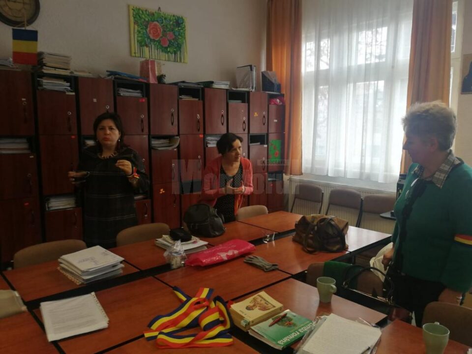 Profesori din județ au intrat la ore cu banderole tricolore în semn de protest