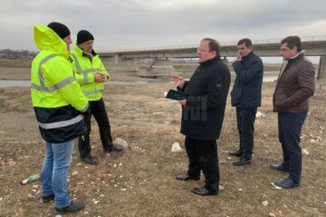 Gheorghe Flutur a anunțat că peste râul Suceava, la Verești, va fi construit un pod provizoriu din tuburi