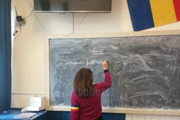 Angajații din învățământ au purtat, marți, banderole tricolore