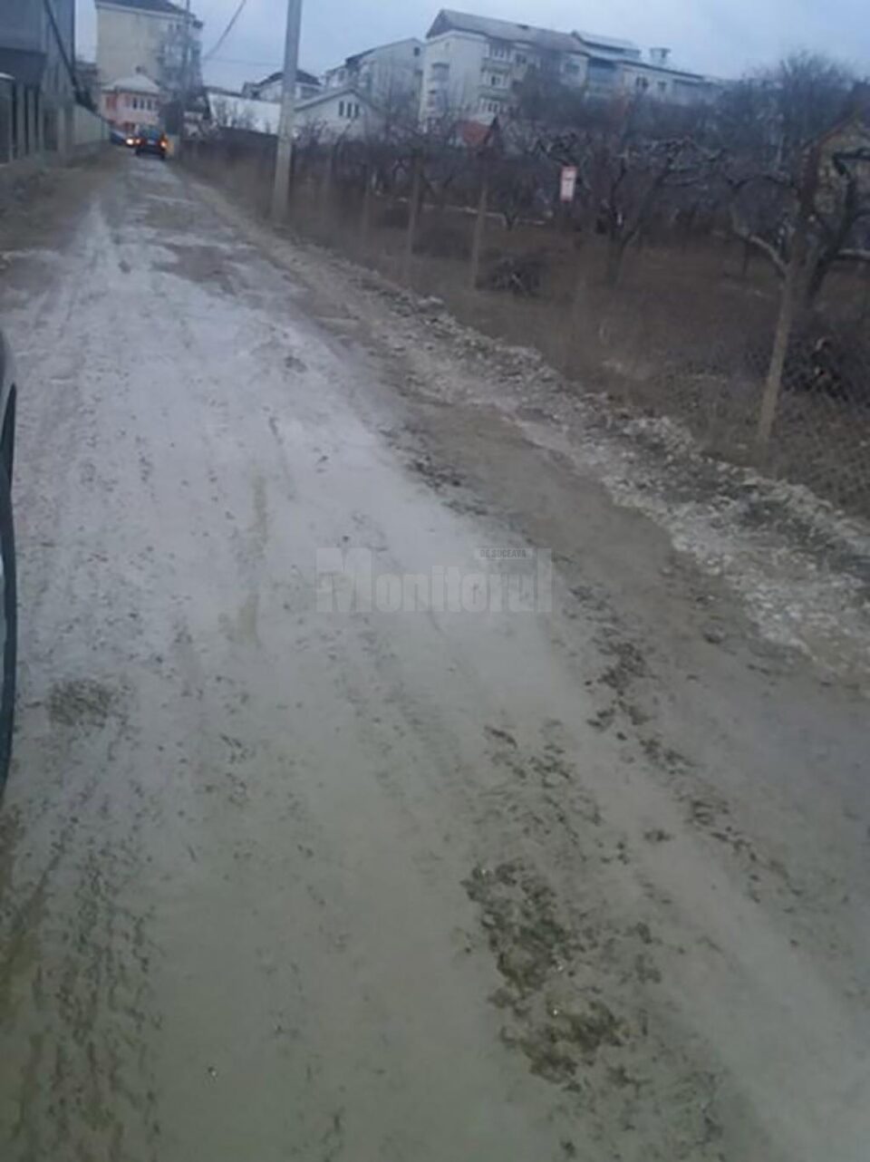 Zeci de străzi de pământ din Suceava nu pot fi asfaltate, pentru că sunt private