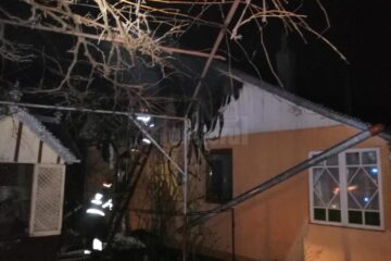 Incendiul a produs pagube importante , afectând grav acoperișul casei și anexa centralei termice