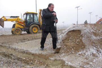 Gheorghe Flutur, cu lopata, pe șantierul șoselei de centură