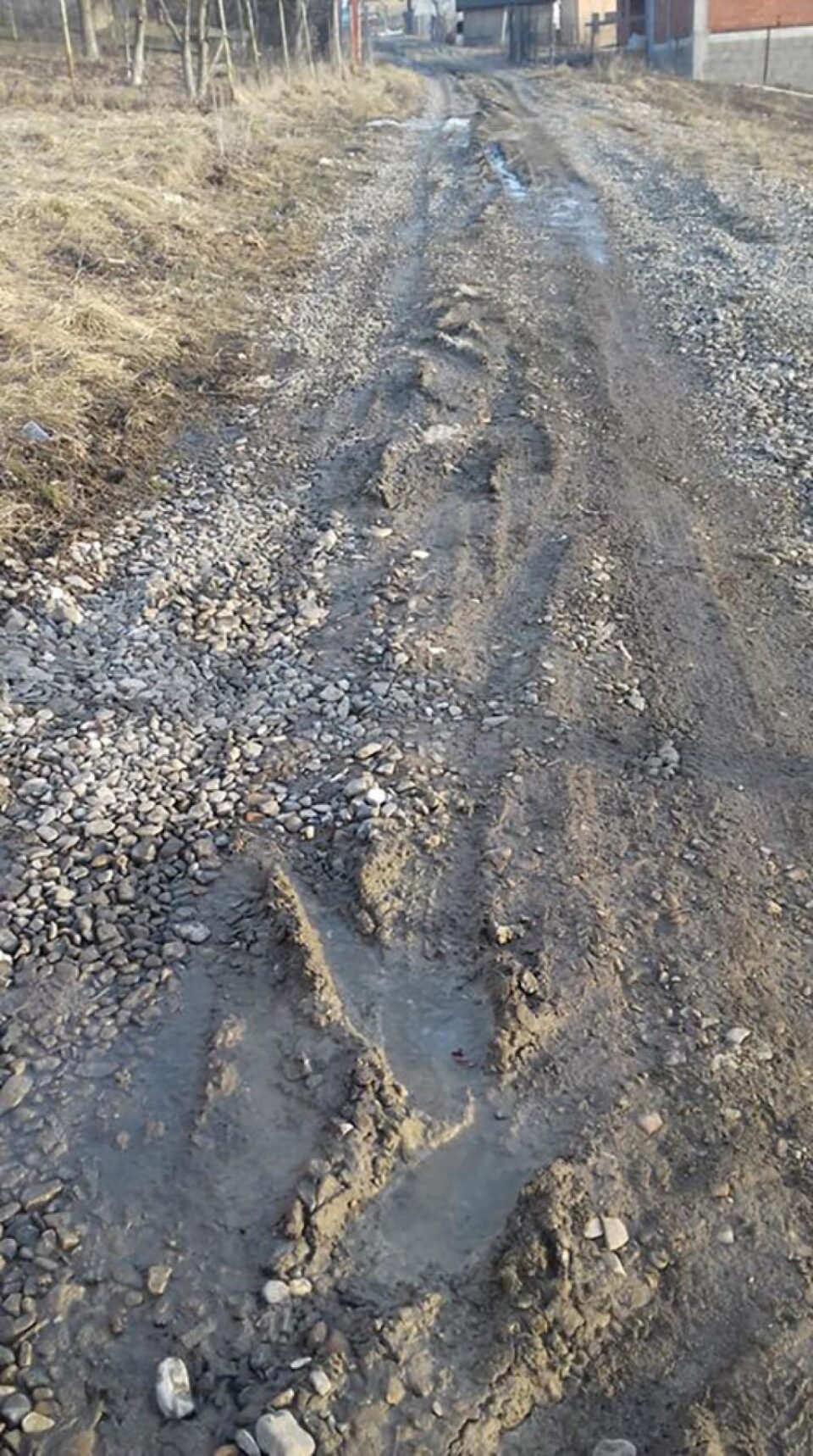Zeci de străzi de pământ din municipiul Suceava nu pot fi asfaltate, fiind proprietate privată