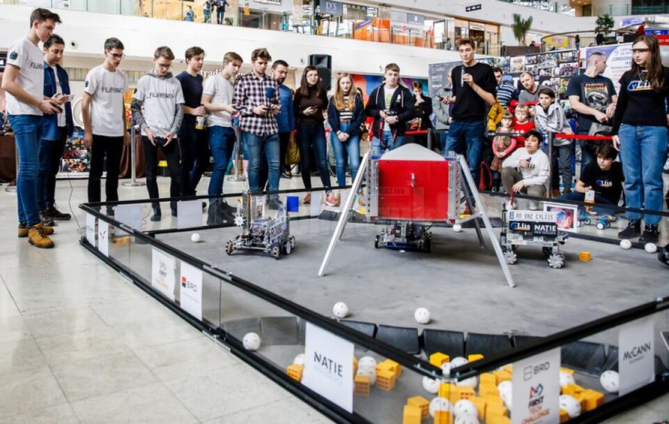 Spectacol cu roboți creați de liceeni, sâmbătă, la Iulius Mall Spectacol cu roboți creați de liceeni, sâmbătă, la Iulius Mall