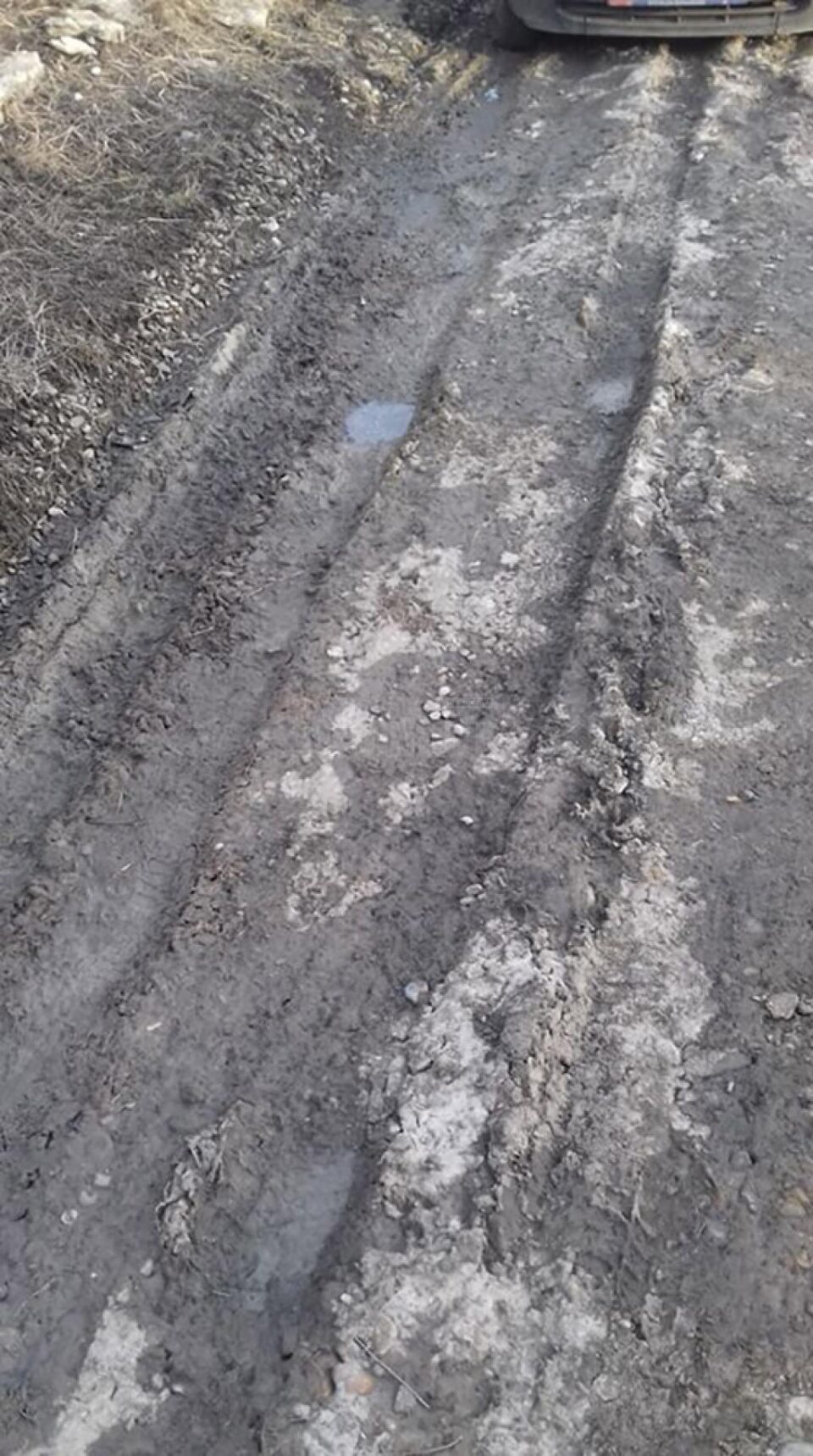 Zeci de străzi de pământ din Suceava nu pot fi asfaltate, pentru că sunt private