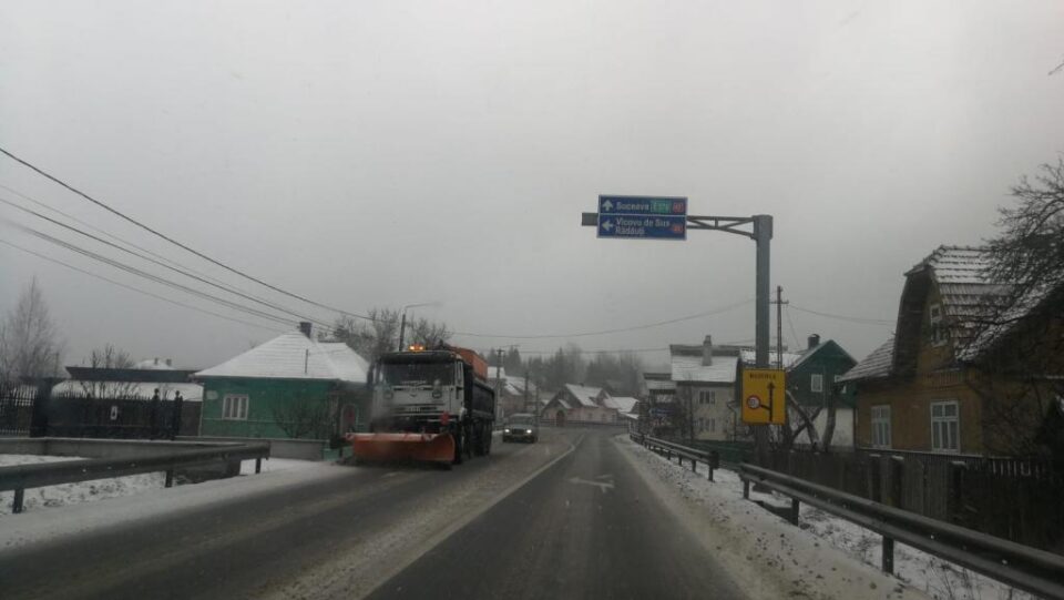 Circulație în condiții de iarnă în zona de munte. Două tiruri s-au ciocnit la Iacobeni