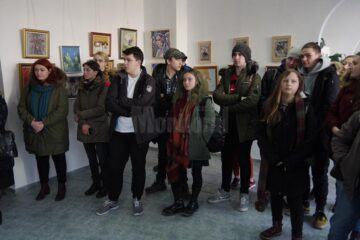 „Mărțișoare pe simeze”, tablouri ale artiștilor plastici profesioniști, expuse la Galeria „Ion Irimescu” Suceava