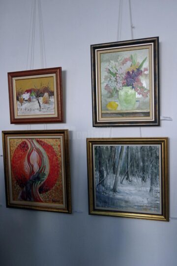 „Mărțișoare pe simeze”, tablouri ale artiștilor plastici profesioniști, expuse la Galeria „Ion Irimescu” Suceava