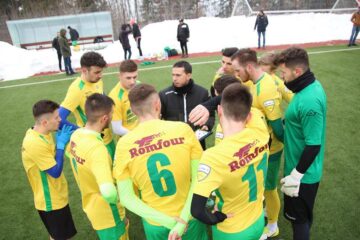 Antrenorul Benachour dă ultimele sfaturi jucătorilor săi înainte de meciul din prima etapă