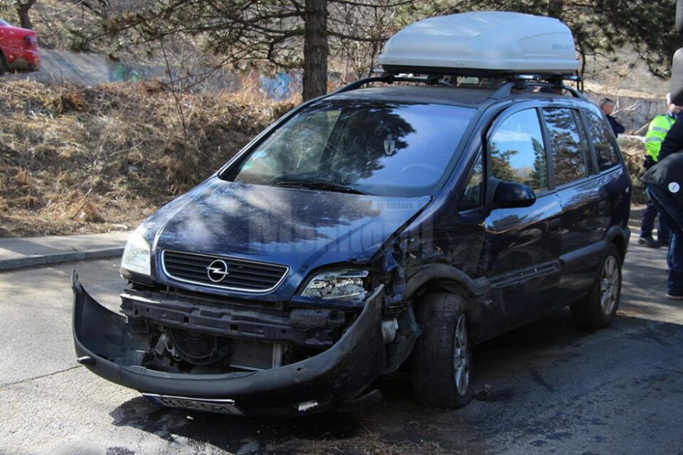 În urma impactului, un copil și o femeie din Opel Zafira au fost răniți ușor