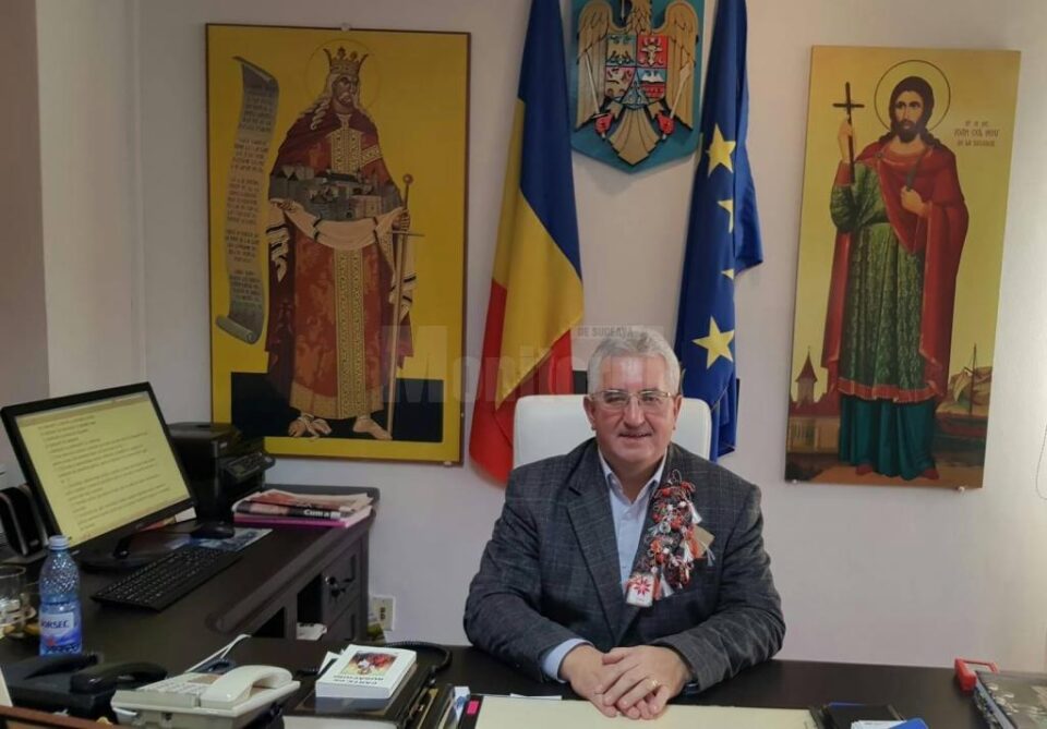 Primarul Sucevei, „decorat” cu o mulțime de mărțișoare, conform tradiției din Bucovina