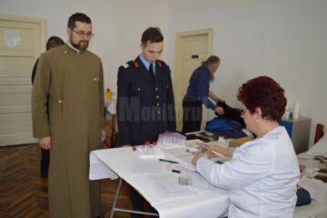 Elevii militari, împreună cu preoții din Câmpulung, au donat sânge pentru a salva vieți
