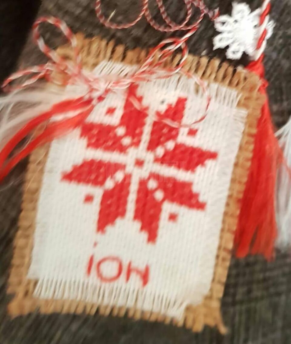 Primarul Sucevei, „decorat” cu o mulțime de mărțișoare, conform tradiției din Bucovina