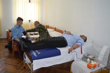Elevii militari, împreună cu preoții din Câmpulung, au donat sânge pentru a salva vieți