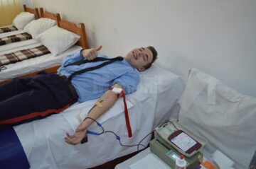 Elevii militari, împreună cu preoții din Câmpulung, au donat sânge pentru a salva vieți