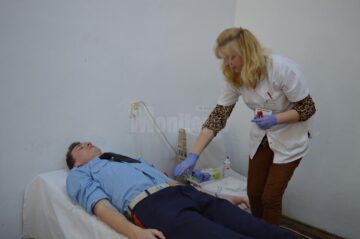 Elevii militari, împreună cu preoții din Câmpulung, au donat sânge pentru a salva vieți