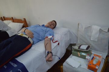 Elevii militari, împreună cu preoții din Câmpulung, au donat sânge pentru a salva vieți