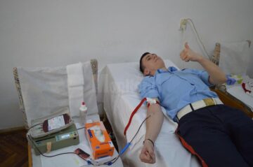 Elevii militari, împreună cu preoții din Câmpulung, au donat sânge pentru a salva vieți