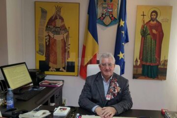 Primarul Sucevei, „decorat” cu o mulțime de mărțișoare, conform tradiției din Bucovina
