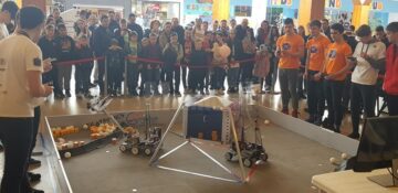 Confruntări captivante între roboți construiți cap-coadă de liceeni, la etajul Iulius Mall