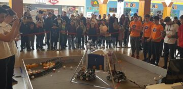 Confruntări captivante între roboți construiți cap-coadă de liceeni, la etajul Iulius Mall