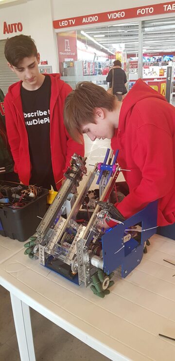 Confruntări captivante între roboți construiți cap-coadă de liceeni, la etajul Iulius Mall