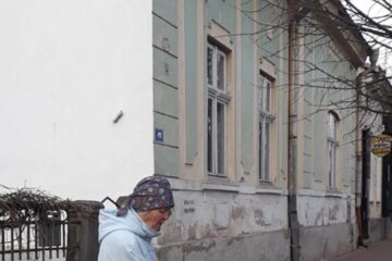 Aurica Holca arată locul în care ar trebui să intre pentru citirea apometrului