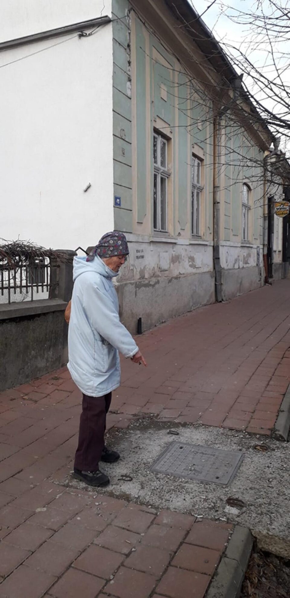 Aurica Holca arată locul în care ar trebui să intre pentru citirea apometrului