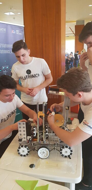 Confruntări captivante între roboți construiți cap-coadă de liceeni, la etajul Iulius Mall