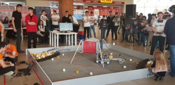 Confruntări captivante între roboți construiți cap-coadă de liceeni, la etajul Iulius Mall