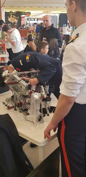 Confruntări captivante între roboți construiți cap-coadă de liceeni, la etajul Iulius Mall