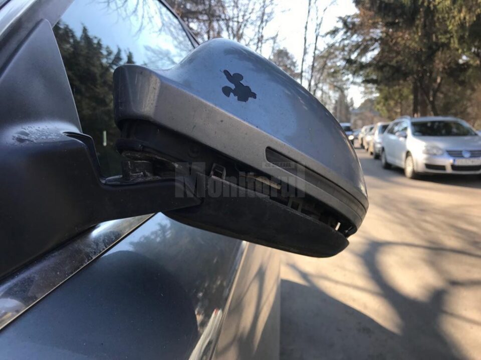 Trei tineri care au distrus oglinzile mașinilor de pe o stradă centrală din Suceava, prinși în flagrant de polițiștii locali