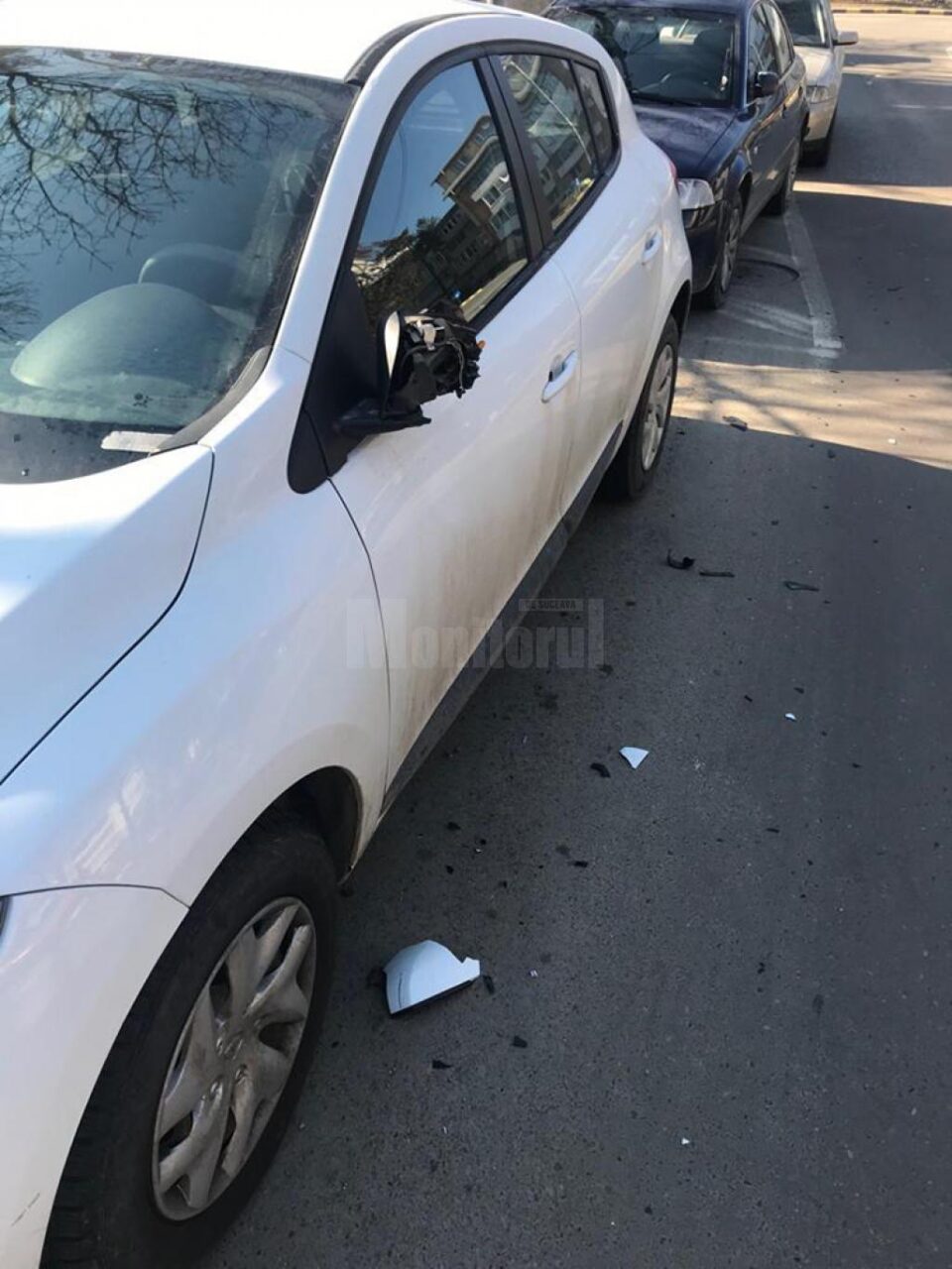 Trei tineri care au distrus oglinzile mașinilor de pe o stradă centrală din Suceava, prinși în flagrant de polițiștii locali