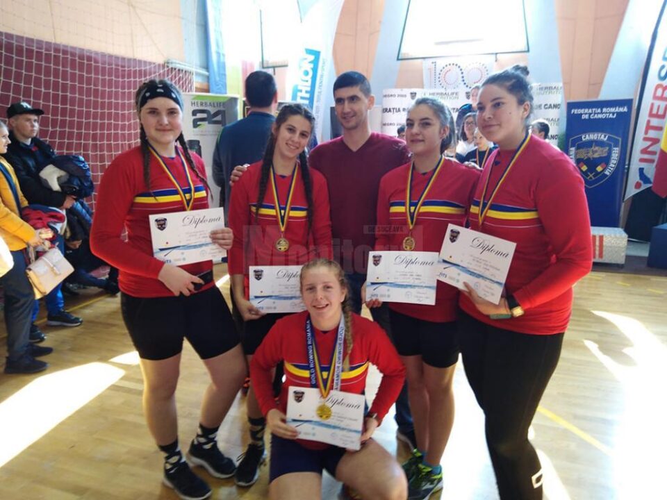 Antrenorul Ioan Despa, alături de sportivele sale de la CSM Suceava, medaliate cu aur în proba de patru Antrenorul Ioan Despa, alături de sportivele sale de la CSM Suceava, medaliate cu aur în proba de patru