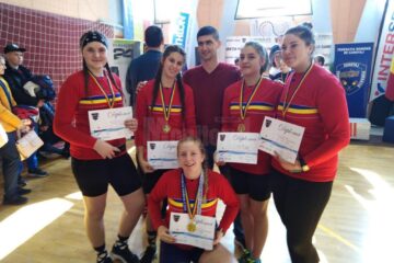 Antrenorul Ioan Despa, alături de sportivele sale de la CSM Suceava, medaliate cu aur în proba de patru