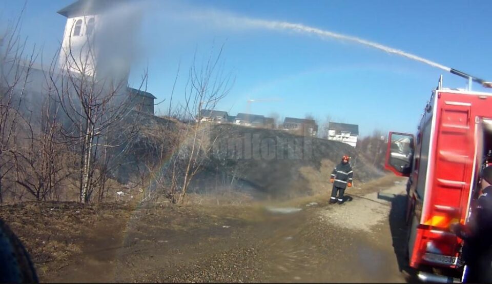 Hectare întregi cuprinse de flăcări, în opt incendii de vegetație uscată