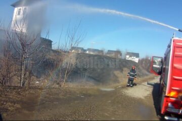 Hectare întregi cuprinse de flăcări, în opt incendii de vegetație uscată