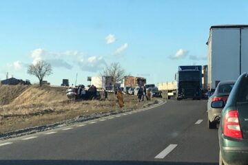 In urma impactului, autoturismul a fost proiectat in afara partii carosabile