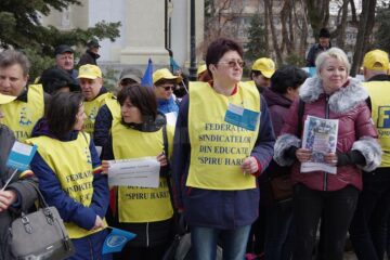 Circa 50 de angajați din școlile sucevene, membri ai Federatiei „Spiru Haret“, au pichetat sediul Prefecturii Suceava
