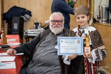Președintele juriului, umoristul Constantin Tiron, împreună cu câștigătoarea Marelui Premiu, Maria Iosep de la Vama