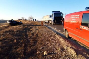 Autoturismul răsturnat s-a oprit la circa un metru de o râpă adâncă