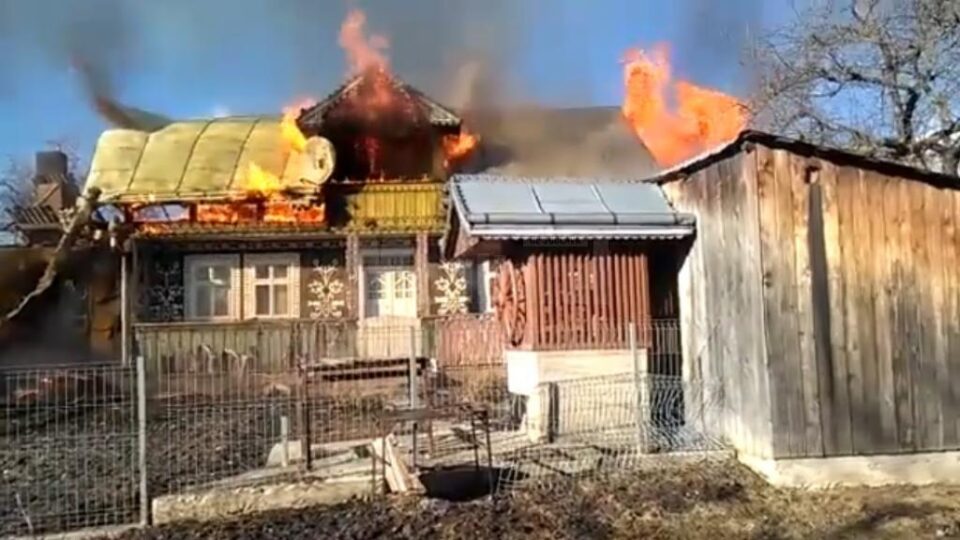 Gospodărie mistuită de flăcările pornite de la „curățenia de primăvară” din grădină